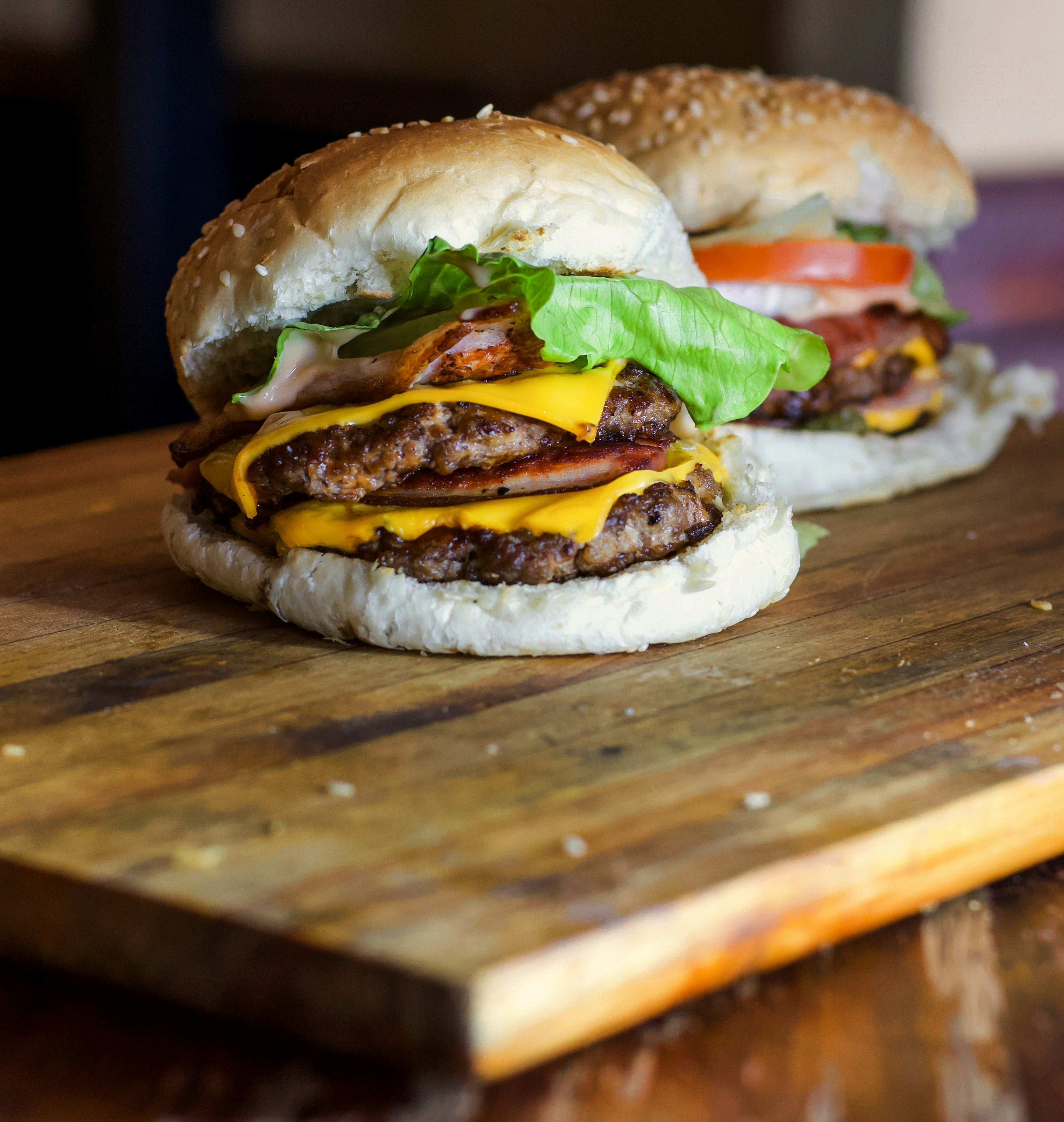 Burger sobre tabla